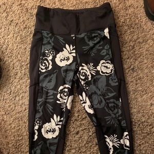 EUC LulaRoe Fearless workout Capri size medium